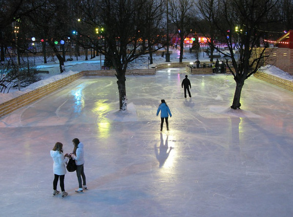 Каток в скольких. Skating Rink in Gorky Park. Ice Skating Rink Park Gorkiy. Горка Снежная Таганский парк. Красивый зимний каток.