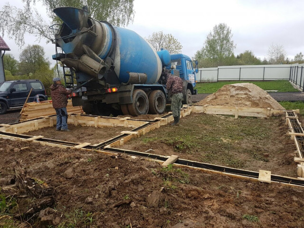 Для постройки гаража дачнику не хватило песчано цементной